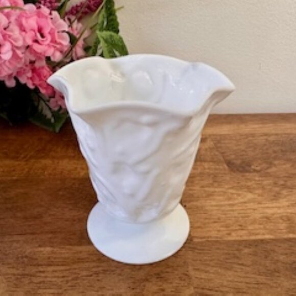 Vintage Bryce El Rancho White Milk Glass Vase‎ Ruffled Edge Footed Pedestal Vase - Picture 2 of 5